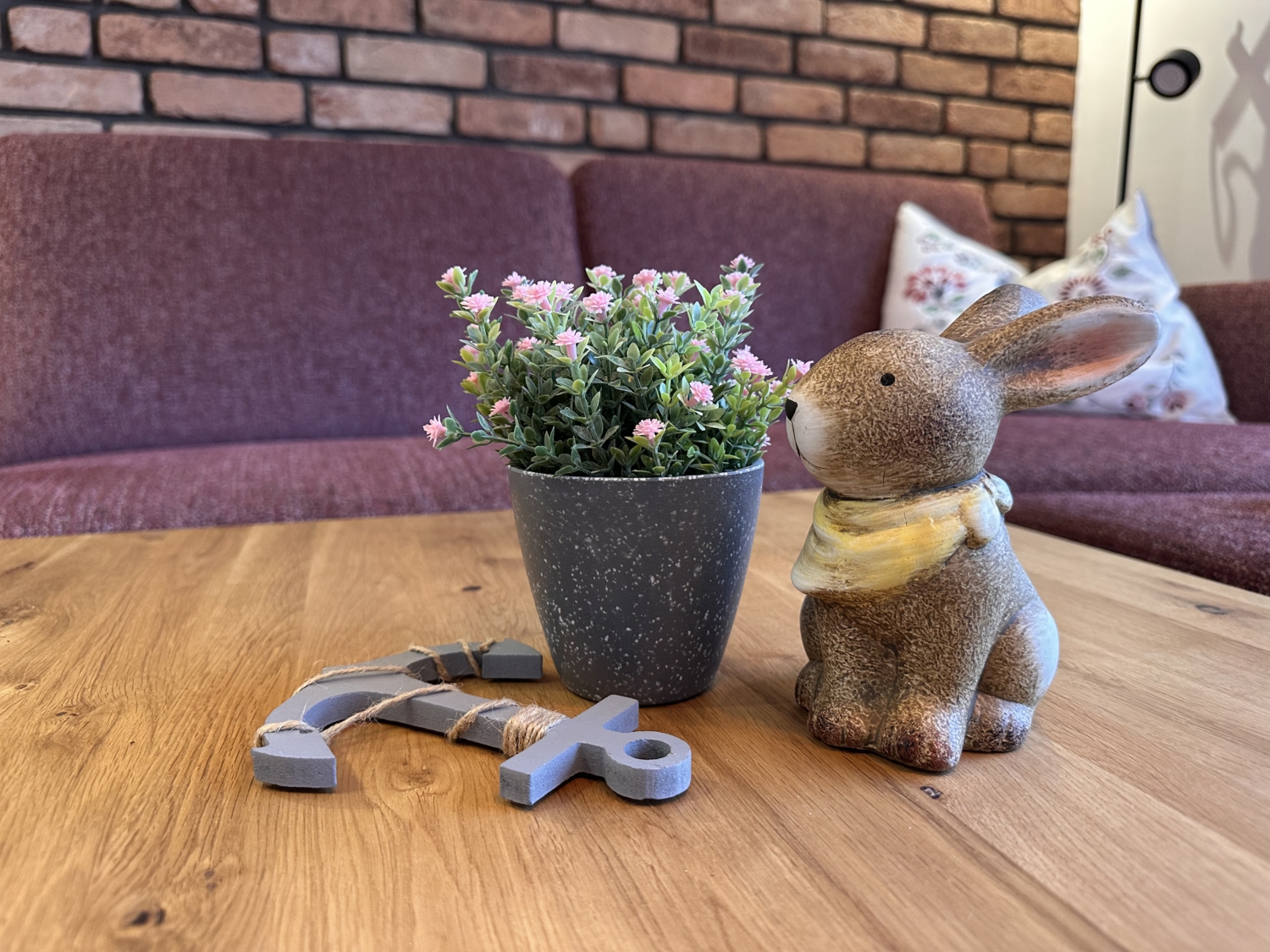 Osterhase im Wohnzimmer des Ferienhaus Reethaus Nordlicht