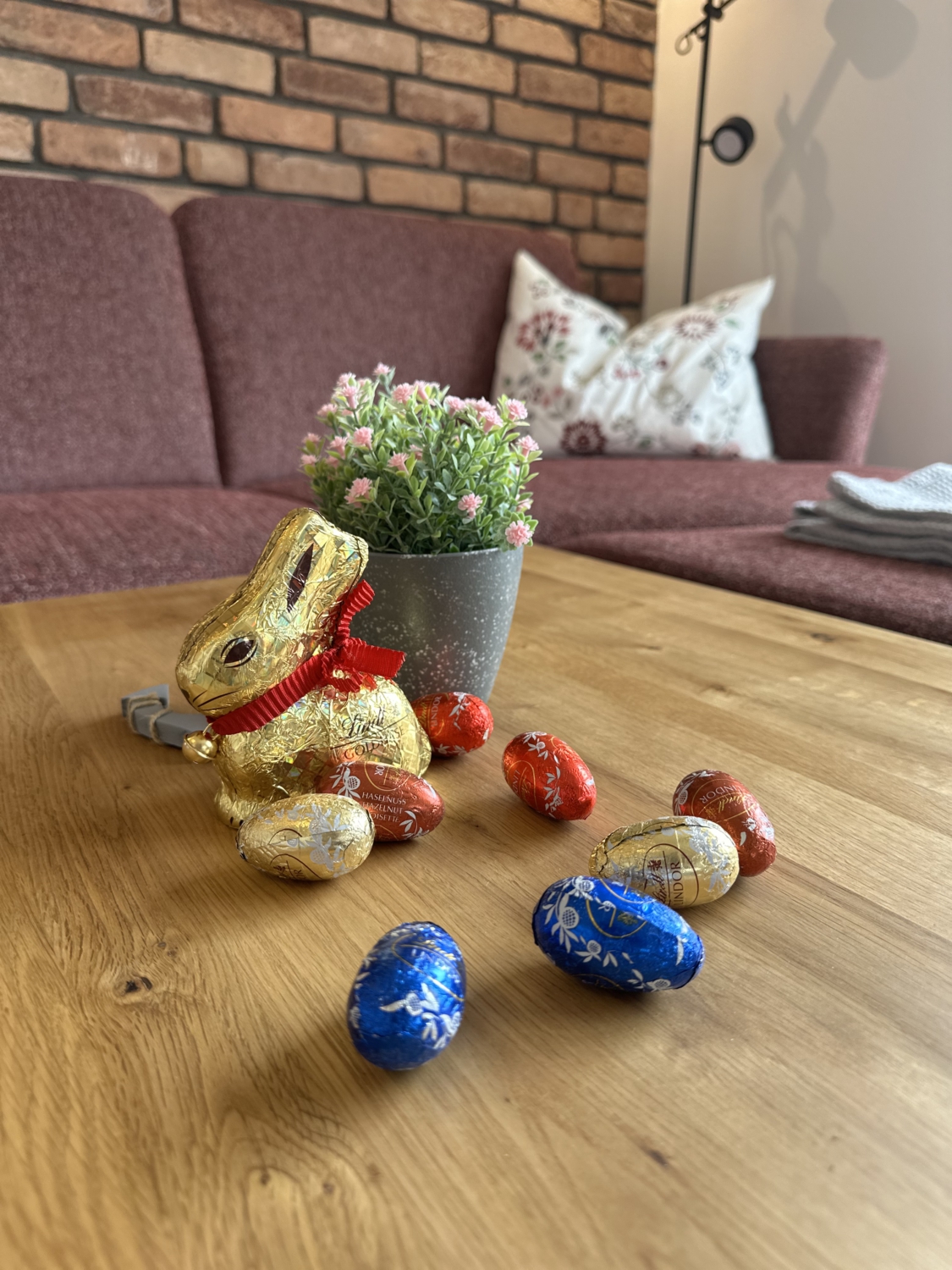 Osterhase im Wohzimmer des Ferienhaus Reethaus Nordlicht
