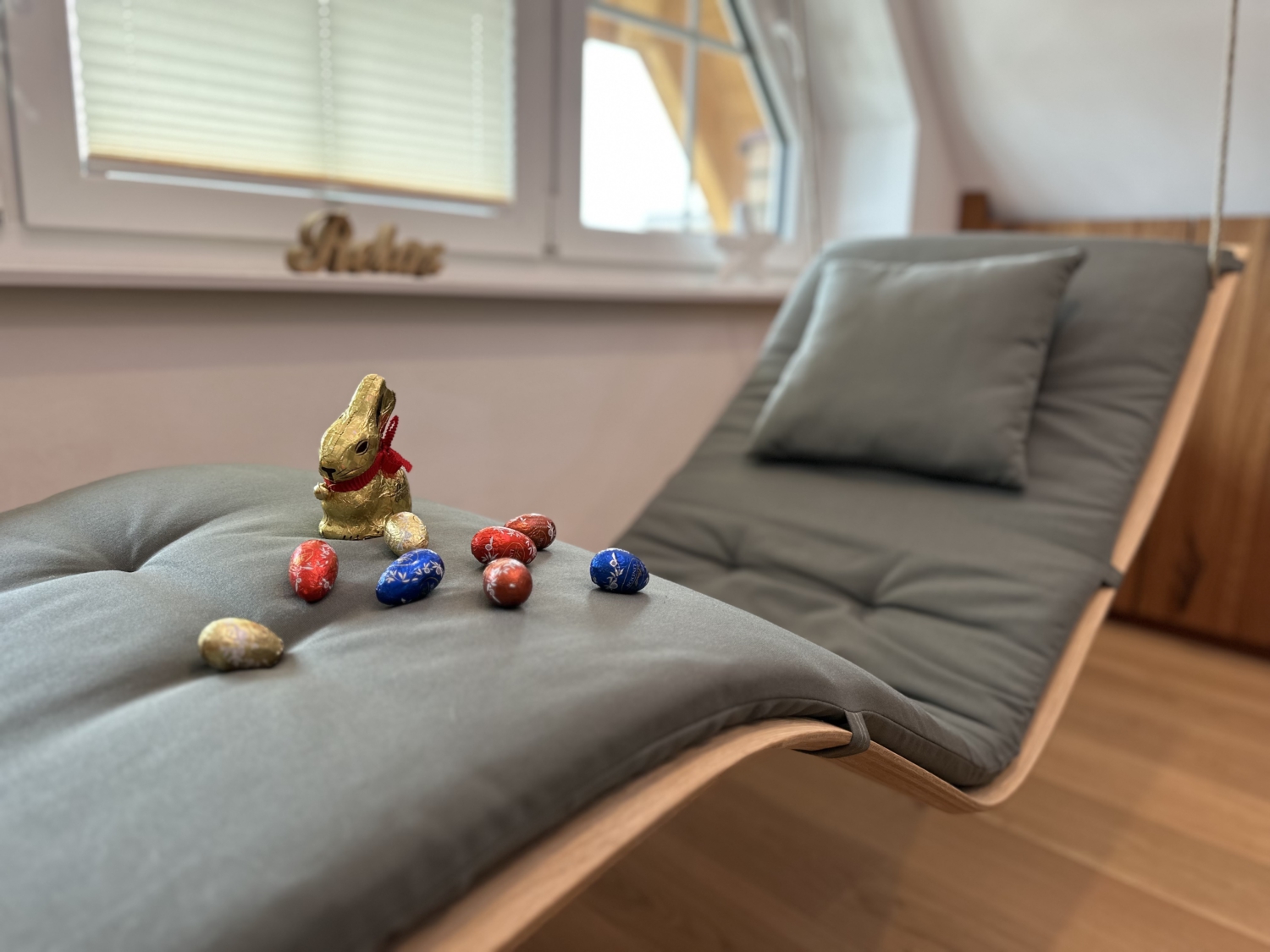 Osterhase im Ruheraum des Ferienhaus Reethaus Nordlicht
